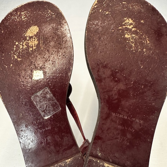 Burberry Patent Burgundy/Wine chain accent flat thong sandals Size 37.5 - Picture 5 of 6